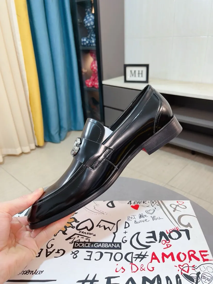 Men's shoes 💰540🌸🌸 [DG Dolce & Gabbana] High-end customized leather shoes. The upper is made of imported calf leather. Original hardware. I believe you will be impressed from the first time you see it. The avant-garde atmosphere can no longer fully interpret its elegance. AAA grade rubber outsole is super comfortable. The original cover last of the counter ensures its original version and quality. The upper is simple and the cowhide lining ensures its comfort and breathability. A pair of truly good shoes has its own unique soul, famous quality, and the first choice for successful people. Regular size 38-44 (45 customized)